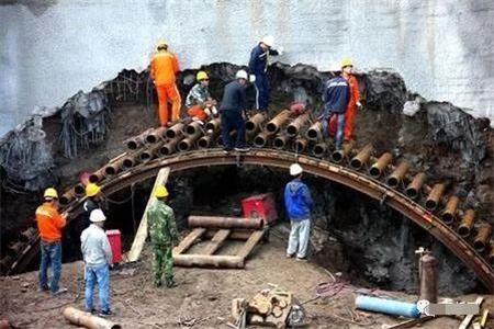 阿勒泰隧道钢花管支护案例